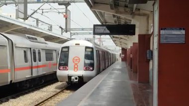Yeni Delhi, Hindistan, 16 Nisan 2025 - Delhi treni Yeni Delhi, Hindistan, Asya 'daki Jhandewalan metro istasyonuna varıyor.