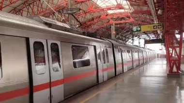 Yeni Delhi, Hindistan, 16 Nisan 2025 - Delhi treni Yeni Delhi, Hindistan, Asya 'daki Jhandewalan metro istasyonuna varıyor.