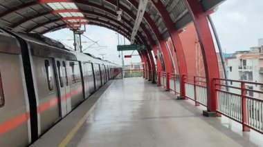 Yeni Delhi, Hindistan, 16 Nisan 2025 - Delhi treni Yeni Delhi, Hindistan, Asya 'daki Jhandewalan metro istasyonuna varıyor.