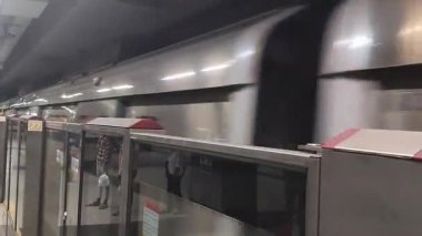 Yeni Delhi, Hindistan, 16 Nisan 2025 - Delhi treni Yeni Delhi, Hindistan, Asya 'daki Jhandewalan metro istasyonuna varıyor.
