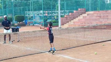 Delhi, Hindistan, 17 Şubat 2025 - Maha Open için kil tenis kortunda antrenörlük yapan genç tenisçiler, yaklaşan turnuva için küçük tenis oyuncuları antrenman yapıyor