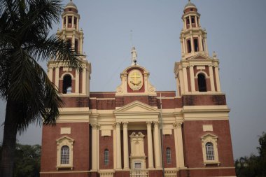 Connaught Place, Delhi, Hindistan 'daki Sacred Heart Katedrali. Orta Delhi' deki Katedral Kilisesi 'nin dışındaki güzel mimari manzara.
