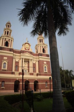 Connaught Place, Delhi, Hindistan 'daki Sacred Heart Katedrali. Orta Delhi' deki Katedral Kilisesi 'nin dışındaki güzel mimari manzara.