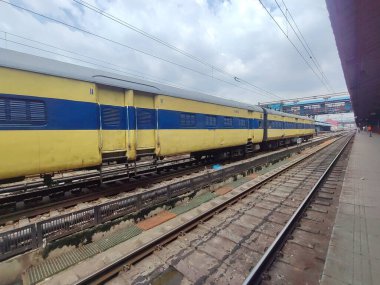Amritsar, Hindistan, 15 Ağustos 2025 - Amritsar tren istasyonunda sabah treni, Amritsar, Punjab tren istasyonunda renkli tren