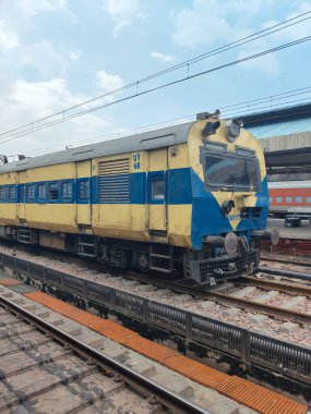Amritsar, Hindistan, 15 Ağustos 2025 - Amritsar tren istasyonunda sabah treni, Amritsar, Punjab tren istasyonunda renkli tren