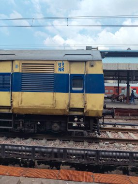 Amritsar, Hindistan, 15 Ağustos 2025 - Amritsar tren istasyonunda sabah treni, Amritsar, Punjab tren istasyonunda renkli tren