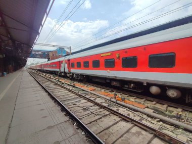 Amritsar, Hindistan, 15 Ağustos 2025 - Amritsar tren istasyonunda sabah treni, Amritsar, Punjab tren istasyonunda renkli tren