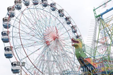 Delhi, Hindistan 'da Dussehra Mela sırasında çok renkli Dev Tekerlek' in yakın çekimi. Dev tekerlek salıncağının alt görüntüsü. Akşam vakti renkli kamaraları olan dönme dolap..