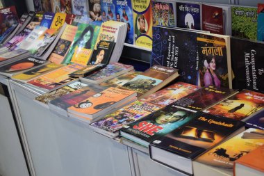 Yeni Delhi, Hindistan, 10 Ocak 2025 - Delhi Uluslararası Kitap Fuarı 'ndaki bir kitapçıda raflarda bulunan çeşitli kitaplar, Bharat Mandapam Kompleksi' ndeki Yıllık Kitap Fuarı 'nda sergilenen kitaplar