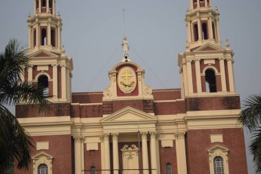 Connaught Place, Delhi, Hindistan 'daki Sacred Heart Katedrali. Orta Delhi' deki Katedral Kilisesi 'nin dışındaki güzel mimari manzara.