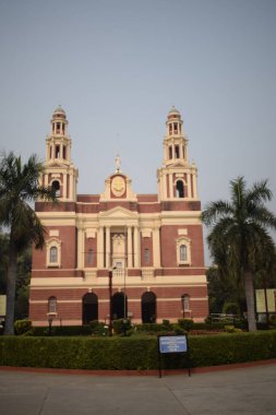 Connaught Place, Delhi, Hindistan 'daki Sacred Heart Katedrali. Orta Delhi' deki Katedral Kilisesi 'nin dışındaki güzel mimari manzara.
