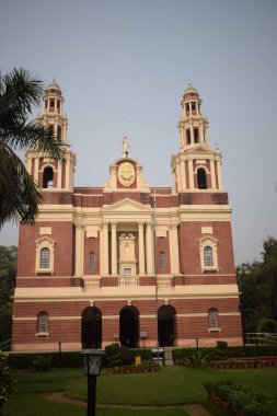 Connaught Place, Delhi, Hindistan 'daki Sacred Heart Katedrali. Orta Delhi' deki Katedral Kilisesi 'nin dışındaki güzel mimari manzara.