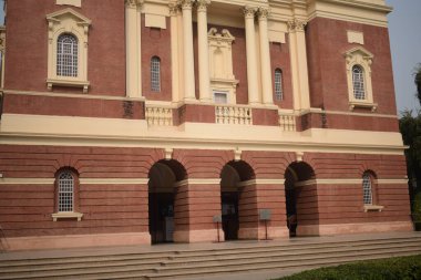 Connaught Place, Delhi, Hindistan 'daki Sacred Heart Katedrali. Orta Delhi' deki Katedral Kilisesi 'nin dışındaki güzel mimari manzara.