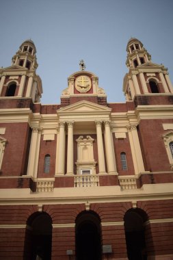 Connaught Place, Delhi, Hindistan 'daki Sacred Heart Katedrali. Orta Delhi' deki Katedral Kilisesi 'nin dışındaki güzel mimari manzara.