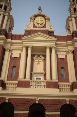 Connaught Place, Delhi, Hindistan 'daki Sacred Heart Katedrali. Orta Delhi' deki Katedral Kilisesi 'nin dışındaki güzel mimari manzara.
