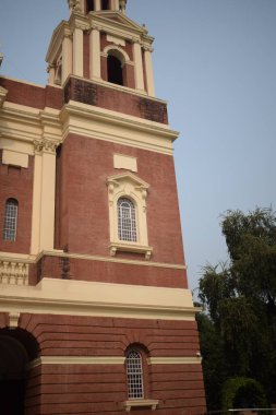 Connaught Place, Delhi, Hindistan 'daki Sacred Heart Katedrali. Orta Delhi' deki Katedral Kilisesi 'nin dışındaki güzel mimari manzara.
