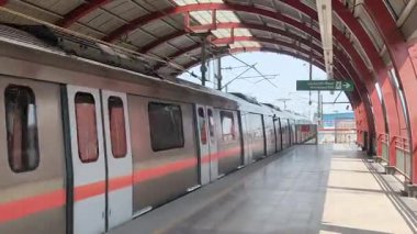 Yeni Delhi, Hindistan, 16 Nisan 2025 - Delhi treni Yeni Delhi, Hindistan, Asya 'daki Jhandewalan metro istasyonuna varıyor.