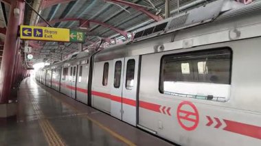 Yeni Delhi, Hindistan, 16 Nisan 2025 - Delhi treni Yeni Delhi, Hindistan, Asya 'daki Jhandewalan metro istasyonuna varıyor.