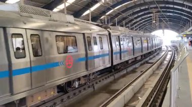 Yeni Delhi, Hindistan, 16 Nisan 2025 - Delhi treni Yeni Delhi, Hindistan, Asya 'daki Jhandewalan metro istasyonuna varıyor.