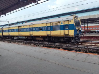 Amritsar, Hindistan, 15 Ağustos 2025 - Amritsar tren istasyonunda sabah treni, Amritsar, Punjab tren istasyonunda renkli tren