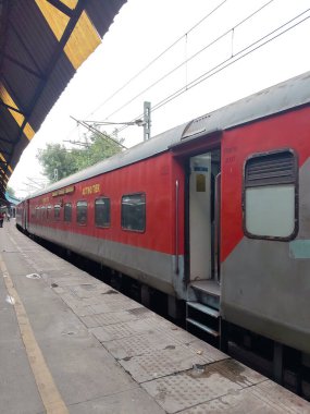Amritsar, Hindistan, 15 Ağustos 2025 - Amritsar tren istasyonunda sabah treni, Amritsar, Punjab tren istasyonunda renkli tren