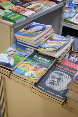 Yeni Delhi, Hindistan, 10 Ocak 2026 - Delhi Uluslararası Kitap Fuarı 'ndaki bir kitapçıda raflarda bulunan çeşitli kitaplar, Bharat Mandapam Kompleksi' ndeki Yıllık Kitap Fuarı 'nda sergilenen kitaplar