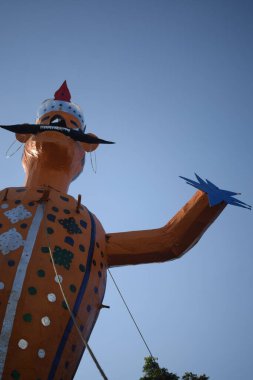 Dussehra festivali sırasında Dussehra 'da, Hindistan, Delhi' de Ramleela 'da, Ravana' nın büyük heykeli, Dussera Fuarı sırasında, Lord Rama 'nın zaferini kutlamak için ateşlendi.