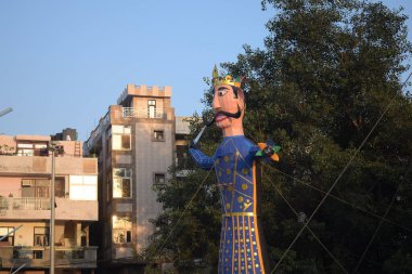 Dussehra festivali sırasında Dussehra 'da, Hindistan, Delhi' de Ramleela 'da, Ravana' nın büyük heykeli, Dussera Fuarı sırasında, Lord Rama 'nın zaferini kutlamak için ateşlendi.