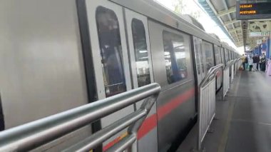 Yeni Delhi, Hindistan, 16 Nisan 2025 - Delhi treni Yeni Delhi, Hindistan, Asya 'daki Jhandewalan metro istasyonuna varıyor.