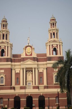 Connaught Place, Delhi, Hindistan 'daki Sacred Heart Katedrali. Orta Delhi' deki Katedral Kilisesi 'nin dışındaki güzel mimari manzara.