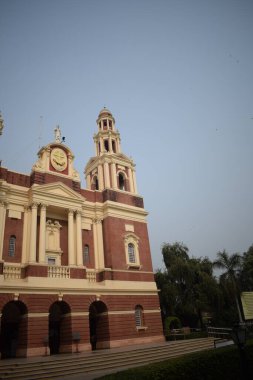 Connaught Place, Delhi, Hindistan 'daki Sacred Heart Katedrali. Orta Delhi' deki Katedral Kilisesi 'nin dışındaki güzel mimari manzara.