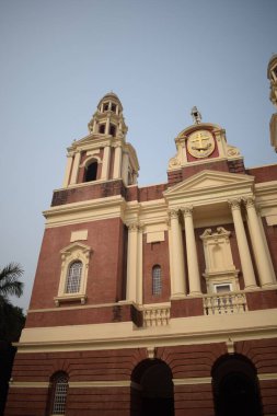 Connaught Place, Delhi, Hindistan 'daki Sacred Heart Katedrali. Orta Delhi' deki Katedral Kilisesi 'nin dışındaki güzel mimari manzara.