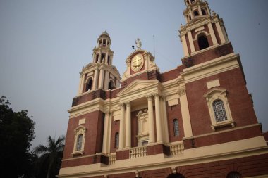 Connaught Place, Delhi, Hindistan 'daki Sacred Heart Katedrali. Orta Delhi' deki Katedral Kilisesi 'nin dışındaki güzel mimari manzara.