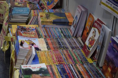 Yeni Delhi, Hindistan, 10 Ocak 2026 - Delhi Uluslararası Kitap Fuarı 'ndaki bir kitapçıda raflarda bulunan çeşitli kitaplar, Bharat Mandapam Kompleksi' ndeki Yıllık Kitap Fuarı 'nda sergilenen kitaplar