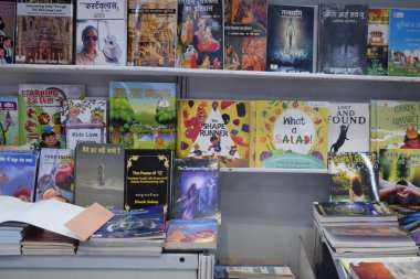 Yeni Delhi, Hindistan, 10 Ocak 2026 - Delhi Uluslararası Kitap Fuarı 'ndaki bir kitapçıda raflarda bulunan çeşitli kitaplar, Bharat Mandapam Kompleksi' ndeki Yıllık Kitap Fuarı 'nda sergilenen kitaplar