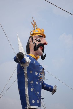 Dussehra festivali sırasında Dussehra 'da, Hindistan, Delhi' de Ramleela 'da, Ravana' nın büyük heykeli, Dussera Fuarı sırasında, Lord Rama 'nın zaferini kutlamak için ateşlendi.