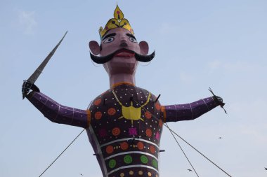 Dussehra festivali sırasında Dussehra 'da, Hindistan, Delhi' de Ramleela 'da, Ravana' nın büyük heykeli, Dussera Fuarı sırasında, Lord Rama 'nın zaferini kutlamak için ateşlendi.