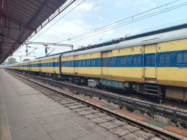 Amritsar, Hindistan, 15 Ağustos 2025 - Amritsar tren istasyonunda sabah treni, Amritsar, Punjab tren istasyonunda renkli tren