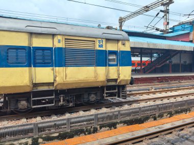 Amritsar, Hindistan, 15 Ağustos 2025 - Amritsar tren istasyonunda sabah treni, Amritsar, Punjab tren istasyonunda renkli tren