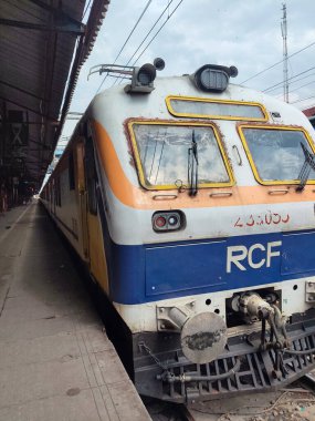 Amritsar, Hindistan, 15 Ağustos 2025 - Amritsar tren istasyonunda sabah treni, Amritsar, Punjab tren istasyonunda renkli tren