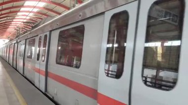 Yeni Delhi, Hindistan, 16 Nisan 2025 - Delhi treni Yeni Delhi, Hindistan, Asya 'daki Jhandewalan metro istasyonuna varıyor.
