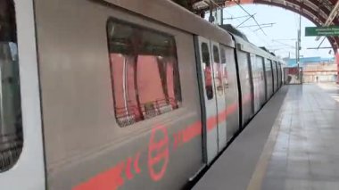 Yeni Delhi, Hindistan, 16 Nisan 2025 - Delhi treni Yeni Delhi, Hindistan, Asya 'daki Jhandewalan metro istasyonuna varıyor.