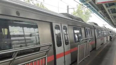 Yeni Delhi, Hindistan, 16 Nisan 2025 - Delhi treni Yeni Delhi, Hindistan, Asya 'daki Jhandewalan metro istasyonuna varıyor.