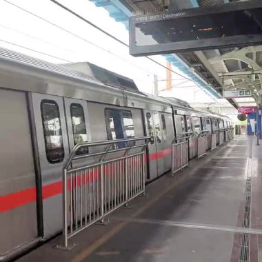 Yeni Delhi, Hindistan, 16 Nisan 2025 - Delhi treni Yeni Delhi, Hindistan, Asya 'daki Jhandewalan metro istasyonuna varıyor.