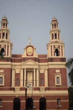 Connaught Place, Delhi, Hindistan 'daki Sacred Heart Katedrali. Orta Delhi' deki Katedral Kilisesi 'nin dışındaki güzel mimari manzara.