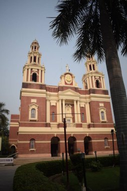 Connaught Place, Delhi, Hindistan 'daki Sacred Heart Katedrali. Orta Delhi' deki Katedral Kilisesi 'nin dışındaki güzel mimari manzara.