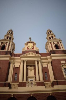 Connaught Place, Delhi, Hindistan 'daki Sacred Heart Katedrali. Orta Delhi' deki Katedral Kilisesi 'nin dışındaki güzel mimari manzara.