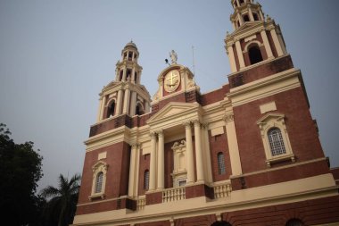 Connaught Place, Delhi, Hindistan 'daki Sacred Heart Katedrali. Orta Delhi' deki Katedral Kilisesi 'nin dışındaki güzel mimari manzara.