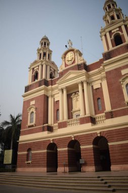 Connaught Place, Delhi, Hindistan 'daki Sacred Heart Katedrali. Orta Delhi' deki Katedral Kilisesi 'nin dışındaki güzel mimari manzara.