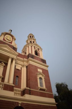 Connaught Place, Delhi, Hindistan 'daki Sacred Heart Katedrali. Orta Delhi' deki Katedral Kilisesi 'nin dışındaki güzel mimari manzara.